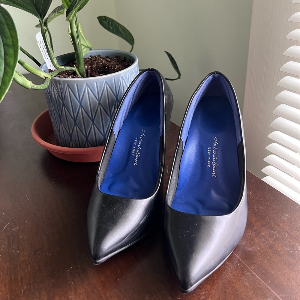 Antonia Saint NY Victoria First Gen, size 6